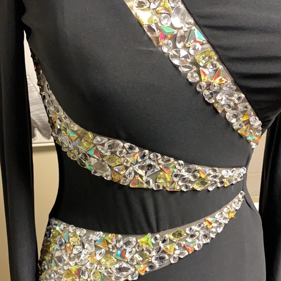 Chic and classy dress in black - Picture 8 of 17